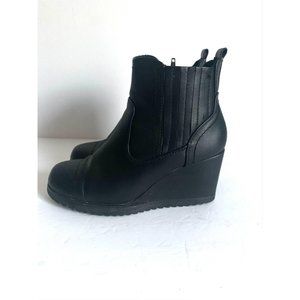 Khombu Jane black leather ankle boot 7
